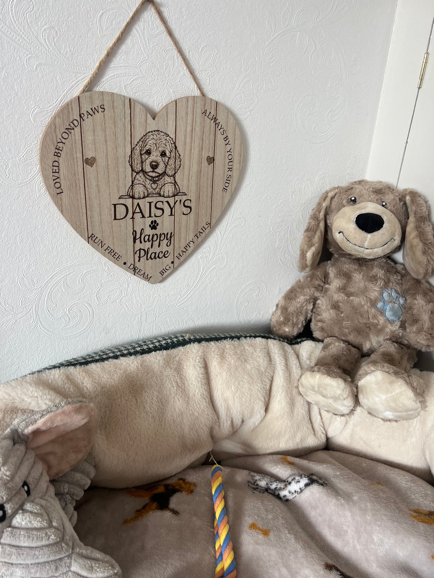 Personalised Dog Heart Plaque Sign – Laser Engraved Wooden Wooden Effect MDF Wall Hanging (23.5cm) – Custom Name & Breed Pet Gift or Dog Corner Decor