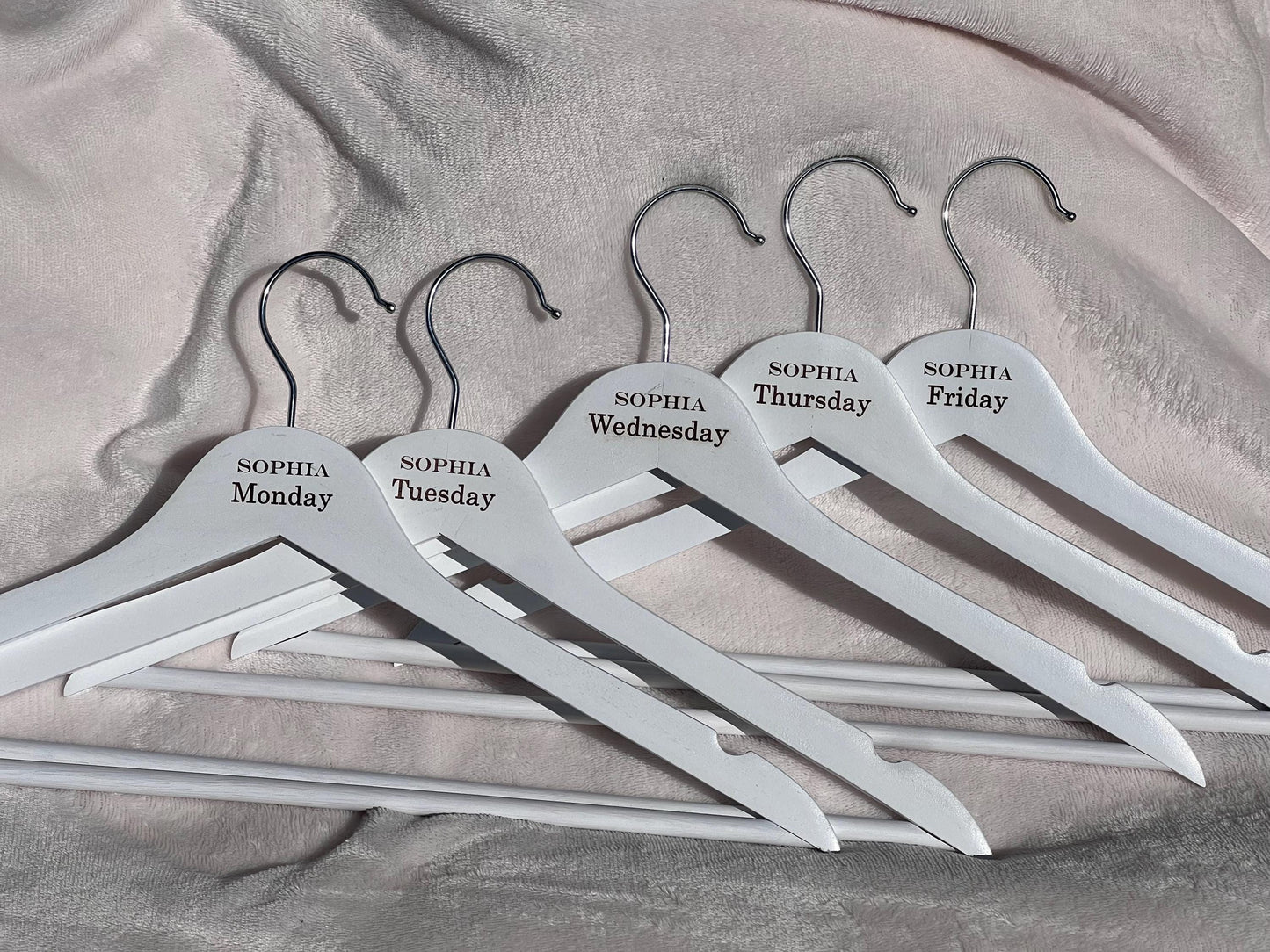Week day hangers - Personalised hangers - Work day hangers- Engraved hangers. white school day wooden. Engraved hangers-Visual aid hangers