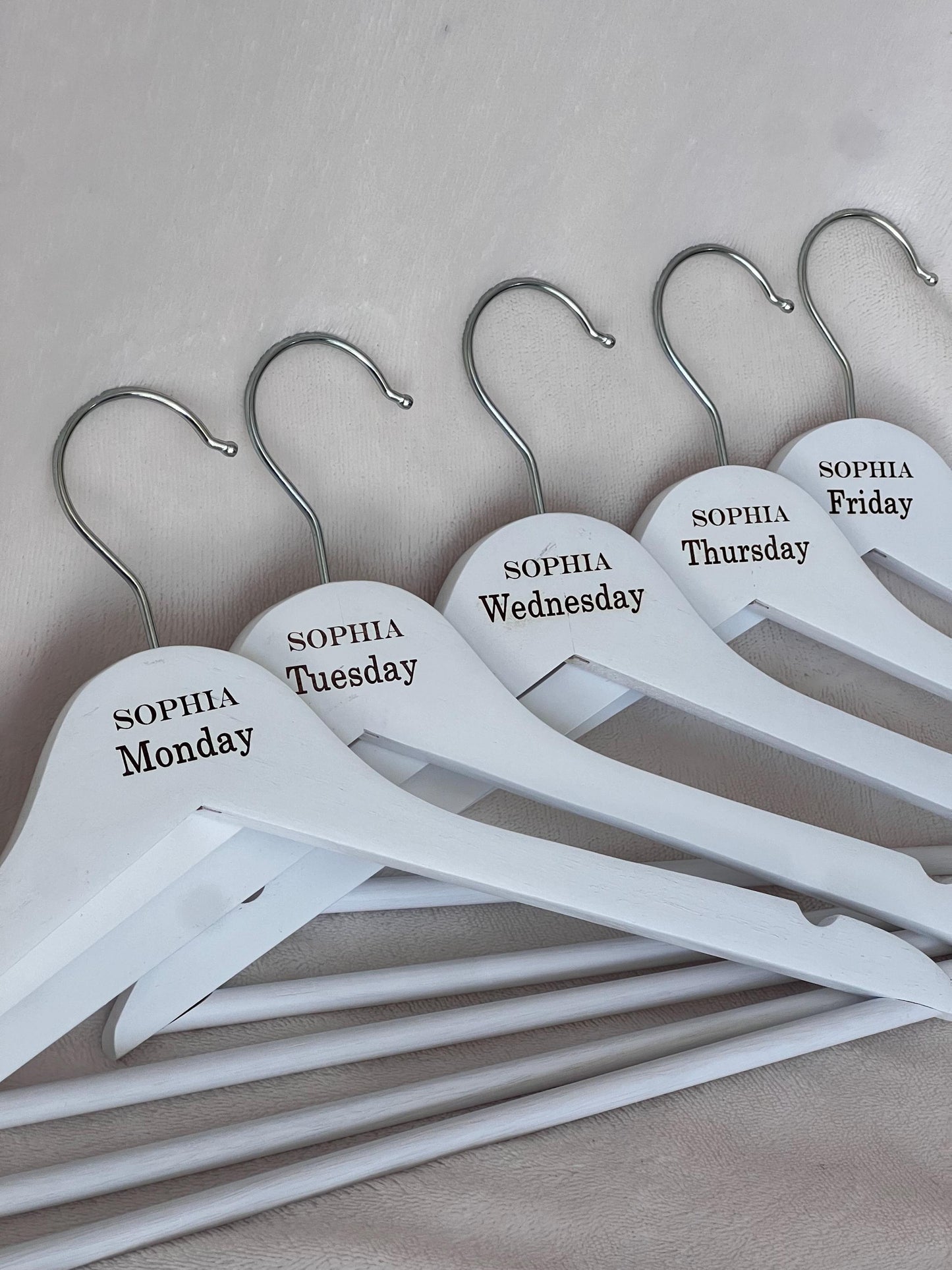 Week day hangers - Personalised hangers - Work day hangers- Engraved hangers. white school day wooden. Engraved hangers-Visual aid hangers