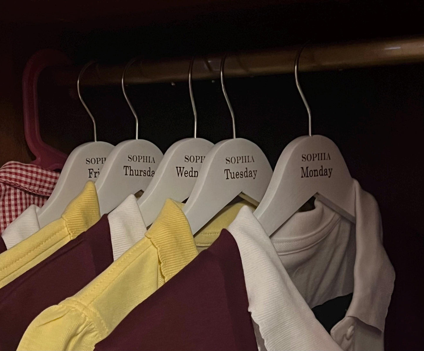 Week day hangers - Personalised hangers - Work day hangers- Engraved hangers. white school day wooden. Engraved hangers-Visual aid hangers