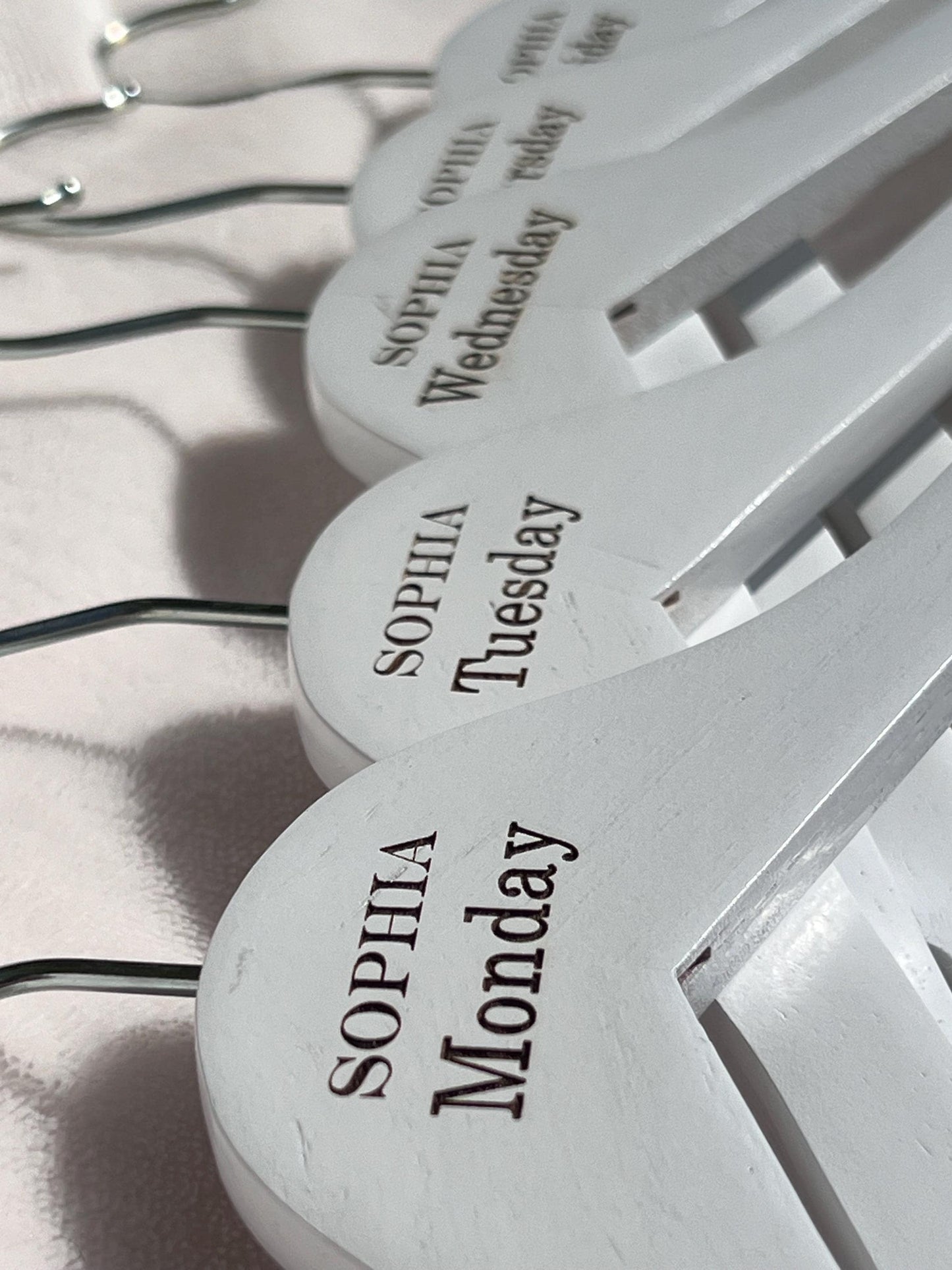 Week day hangers - Personalised hangers - Work day hangers- Engraved hangers. white school day wooden. Engraved hangers-Visual aid hangers