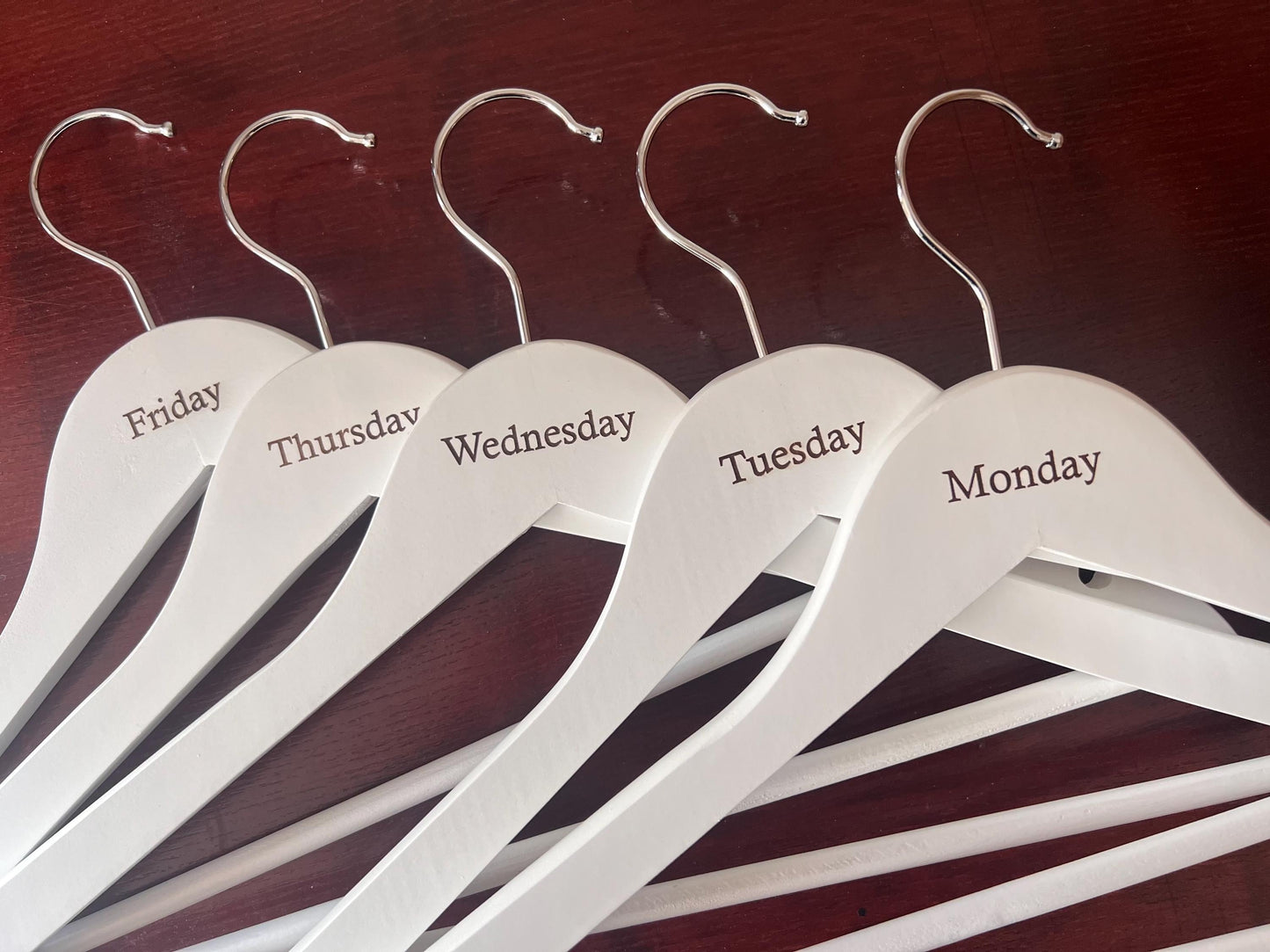 Week day hangers - Personalised hangers - Work day hangers- Engraved hangers. white school day wooden. Engraved hangers-Visual aid hangers