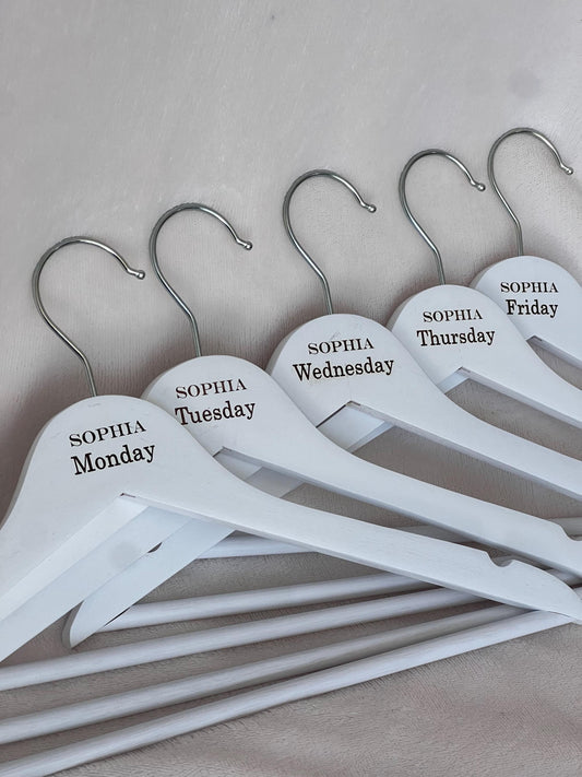 Week day hangers - Personalised hangers - Work day hangers- Engraved hangers. white school day wooden. Engraved hangers-Visual aid hangers